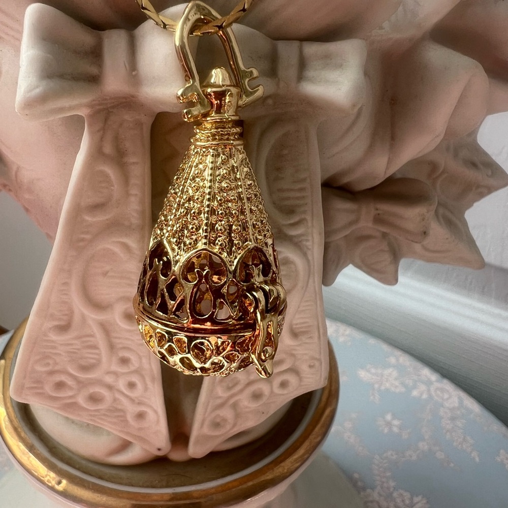 Elegant Gold Filigree Pendant